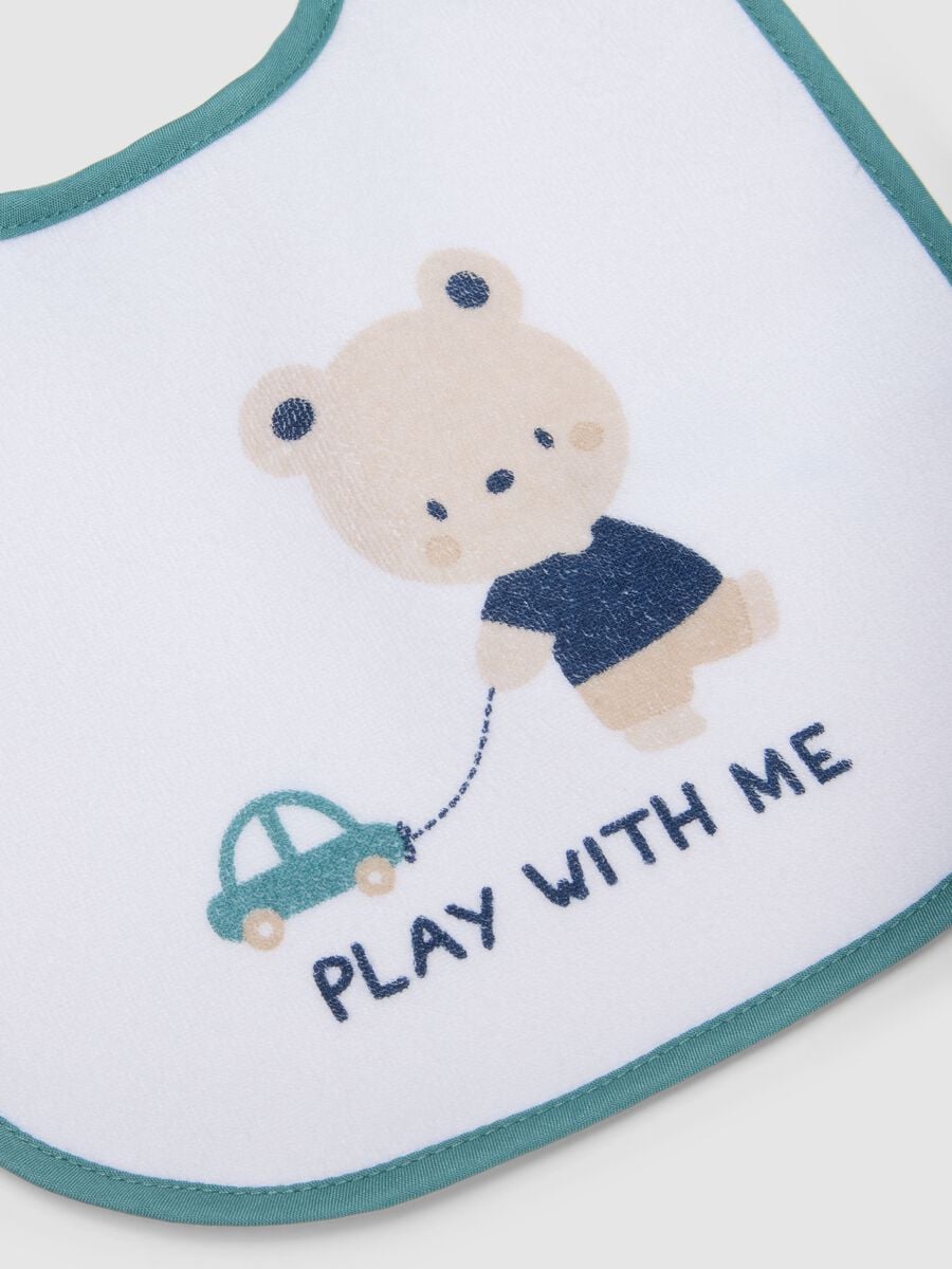 Pack of two multicolour newborn bibs in cotton blend with decorations_2