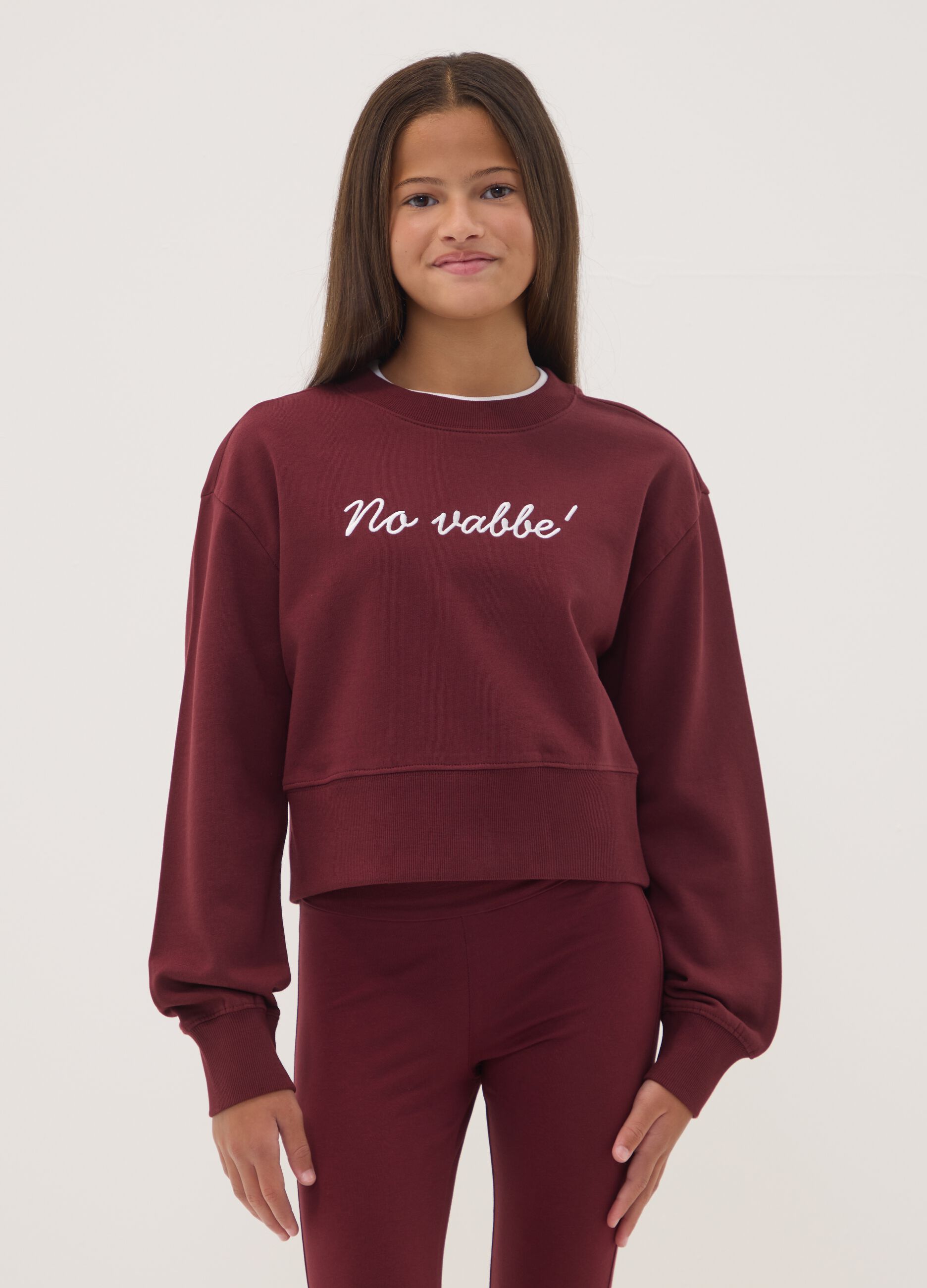 Short purple sweatshirt in pure organic cotton with ribbed neckline