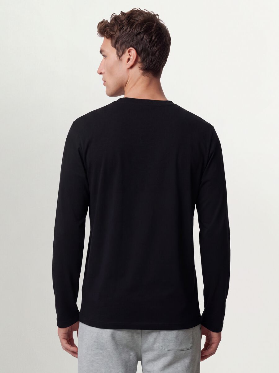 Black long-sleeve crew-neck T-shirt in 100% organic cotton_3