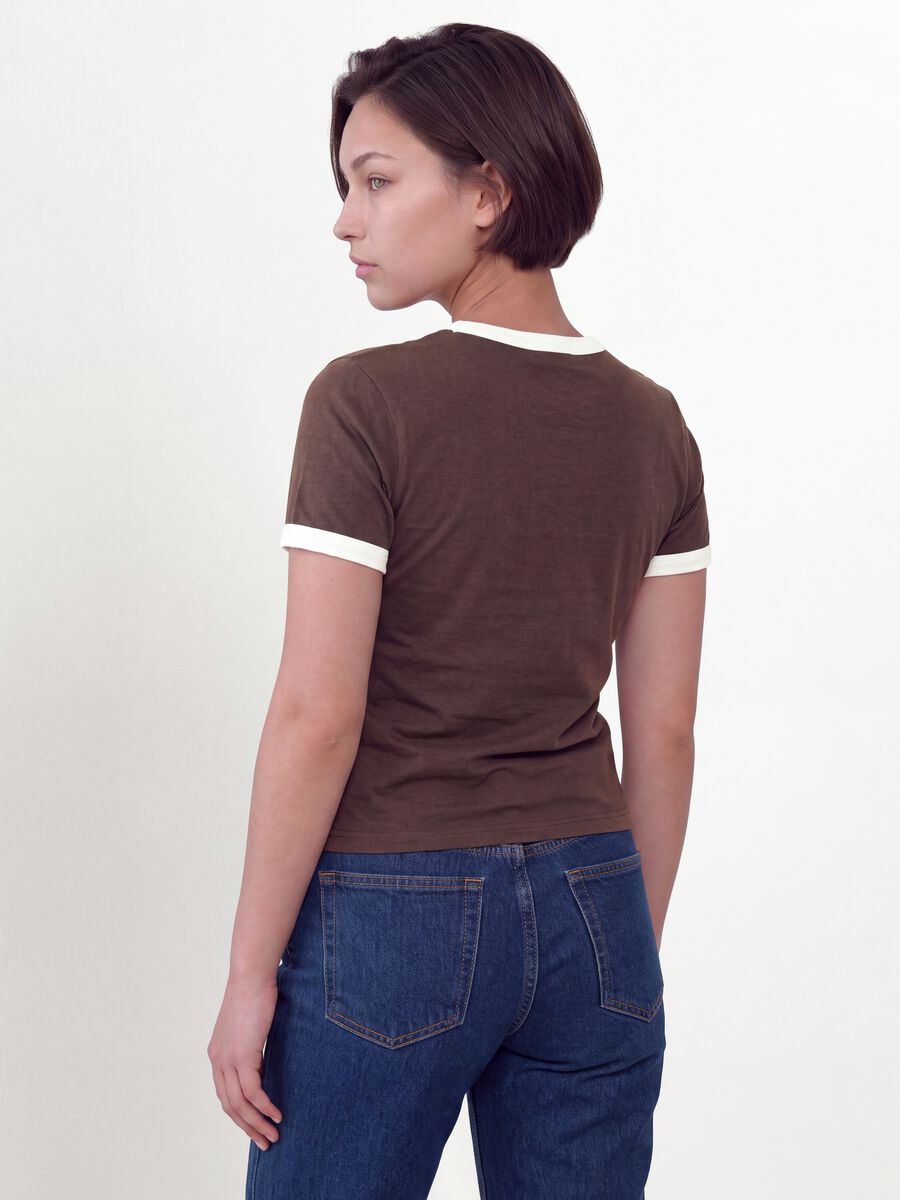 T-shirt marrone in puro cotone con bottoni regular fit_3