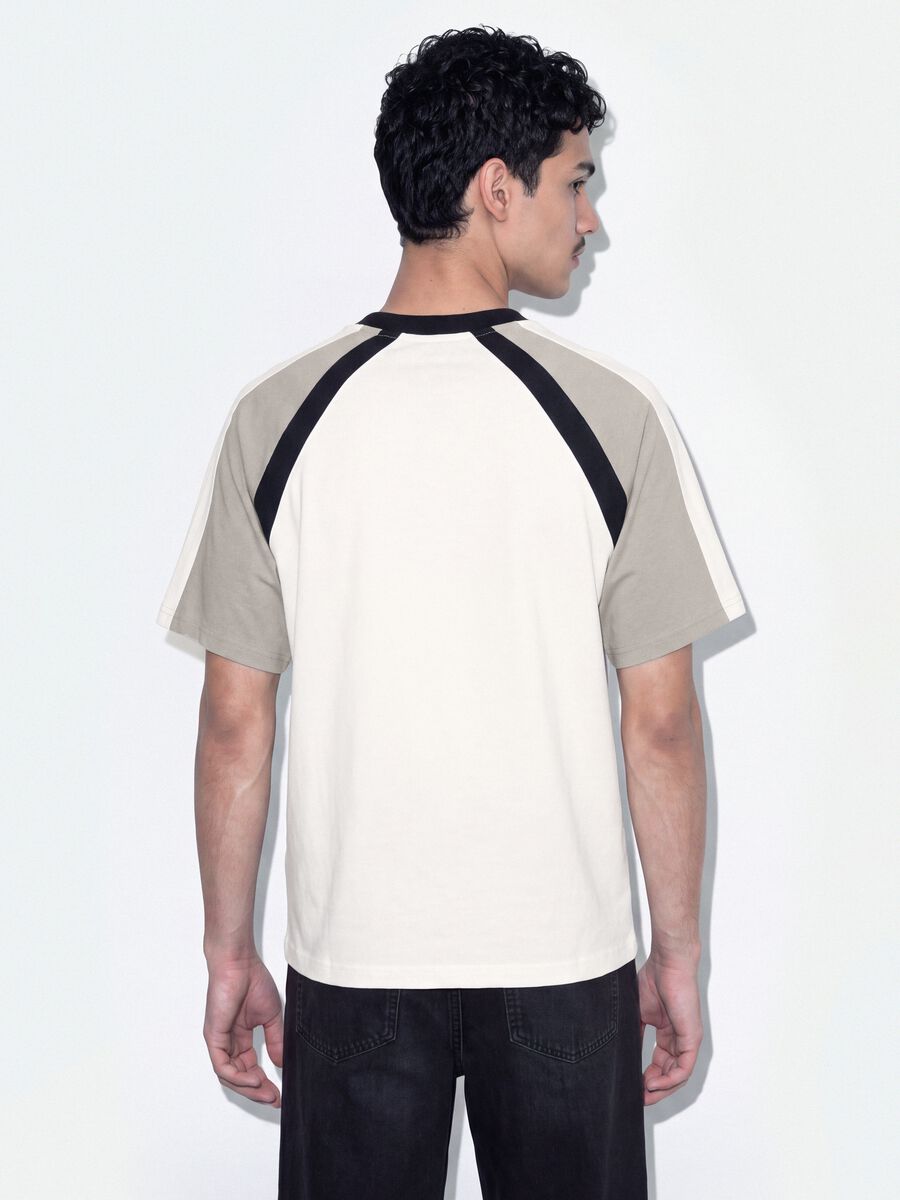 T-shirt bianca in puro cotone girocollo con scritta "Always Cooking"_3