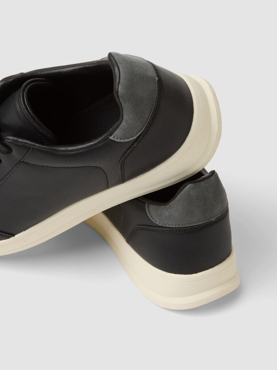 Black casual trainers with grey detail and contrast sole_1