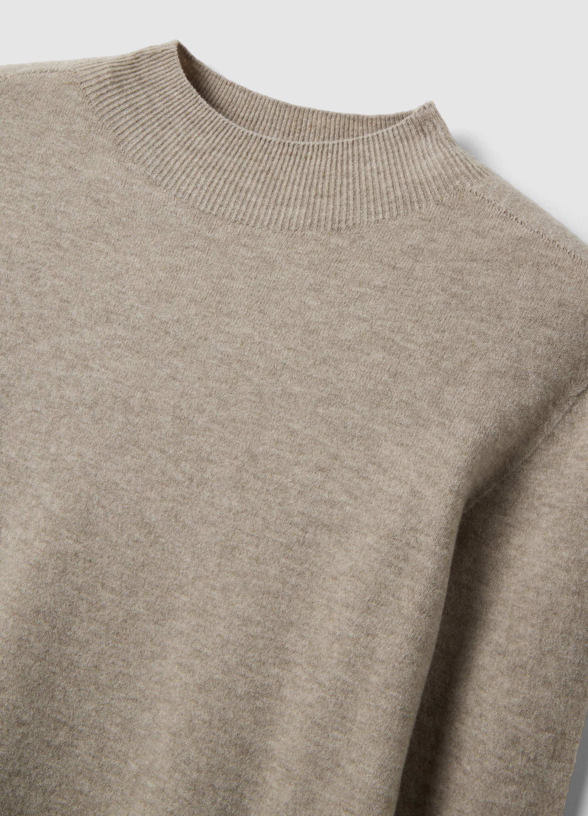 Maglia beige in misto viscosa e lana