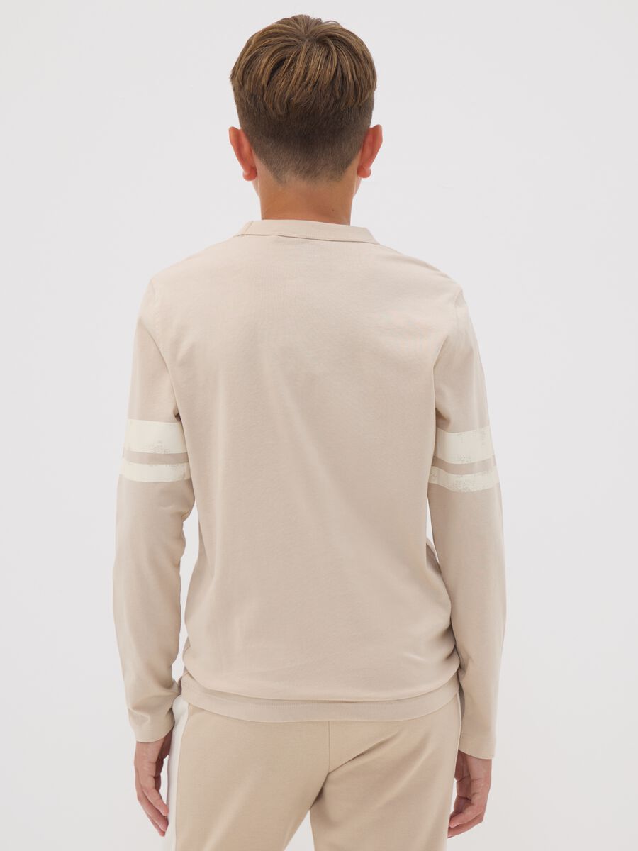 T-shirt beige in puro cotone organico con stampa college per ragazzo_2