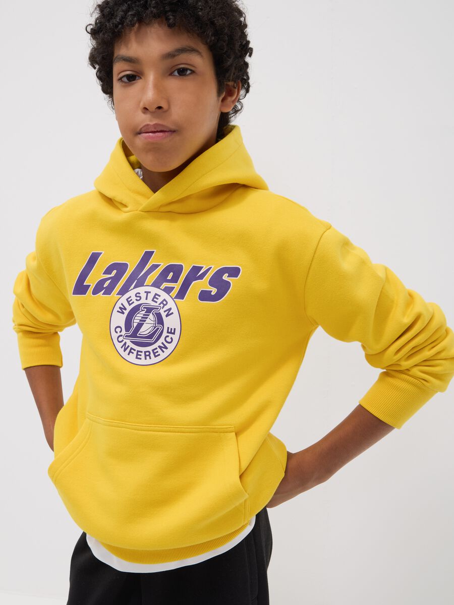 Yellow cotton-blend hoodie with Lakers print for boys_1