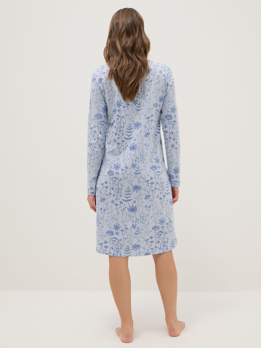 Camicia da notte azzurra in puro cotone con scollo serafino_2