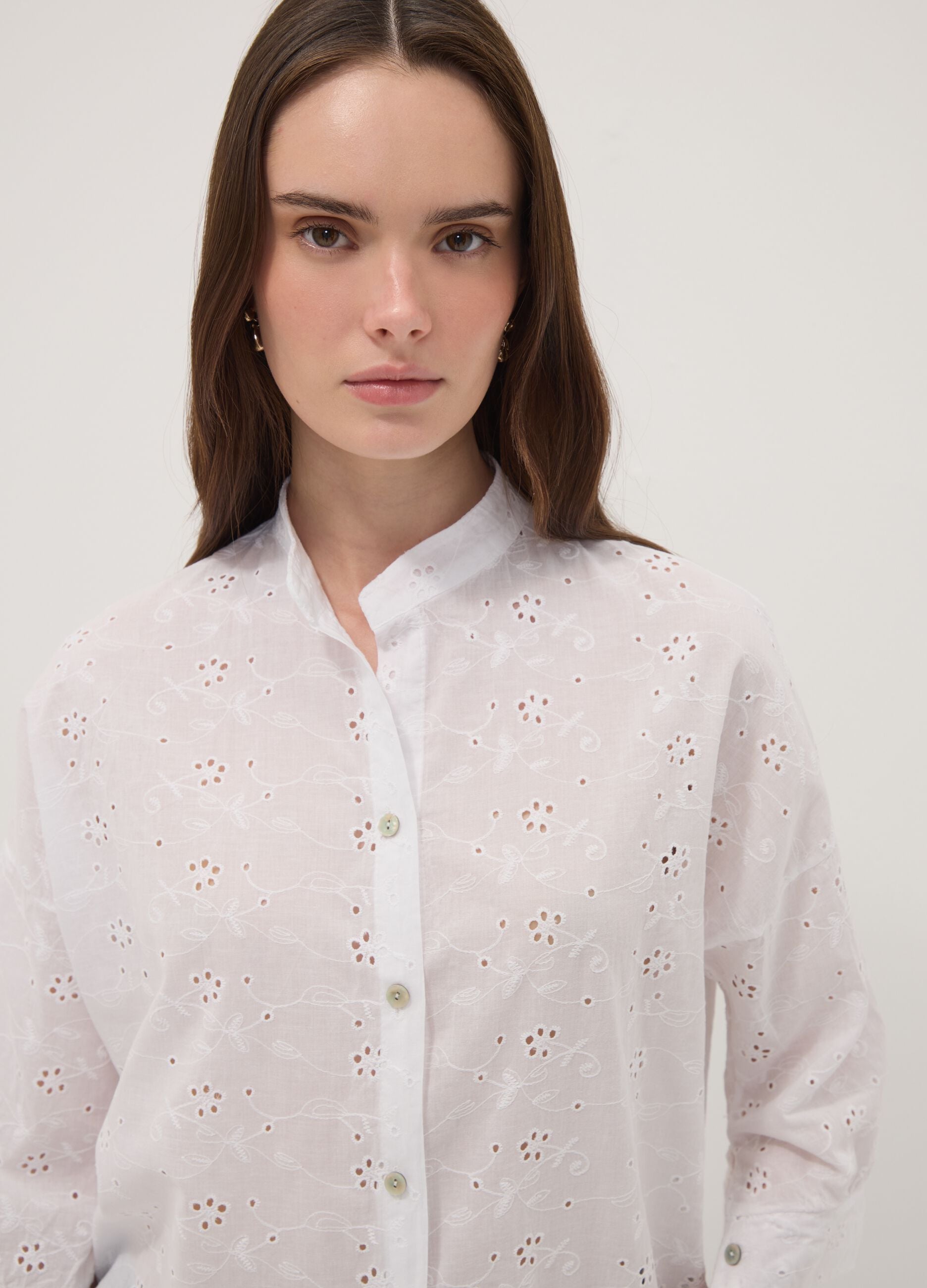 Camicia bianca traforata in puro cotone con collo coreano regular fit