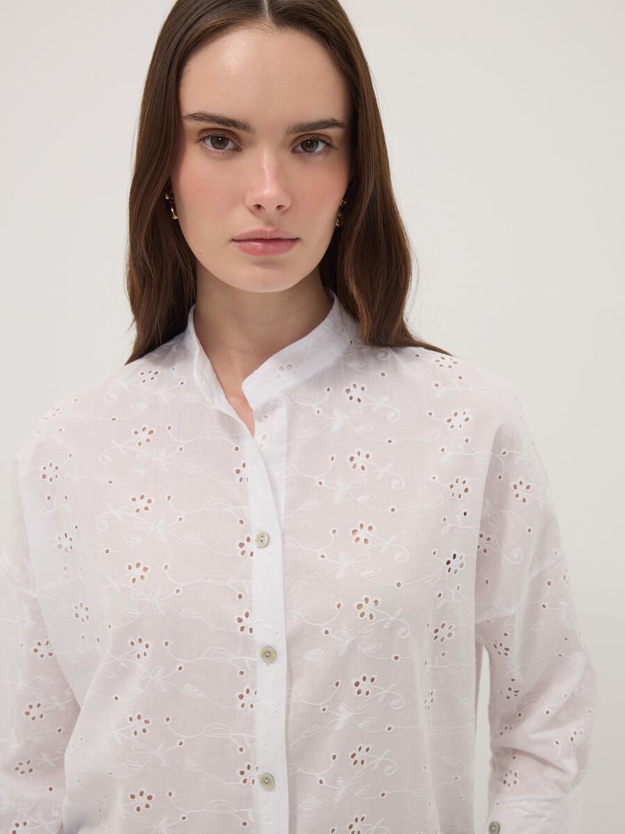 Camicia bianca traforata in puro cotone con collo coreano regular fit_0