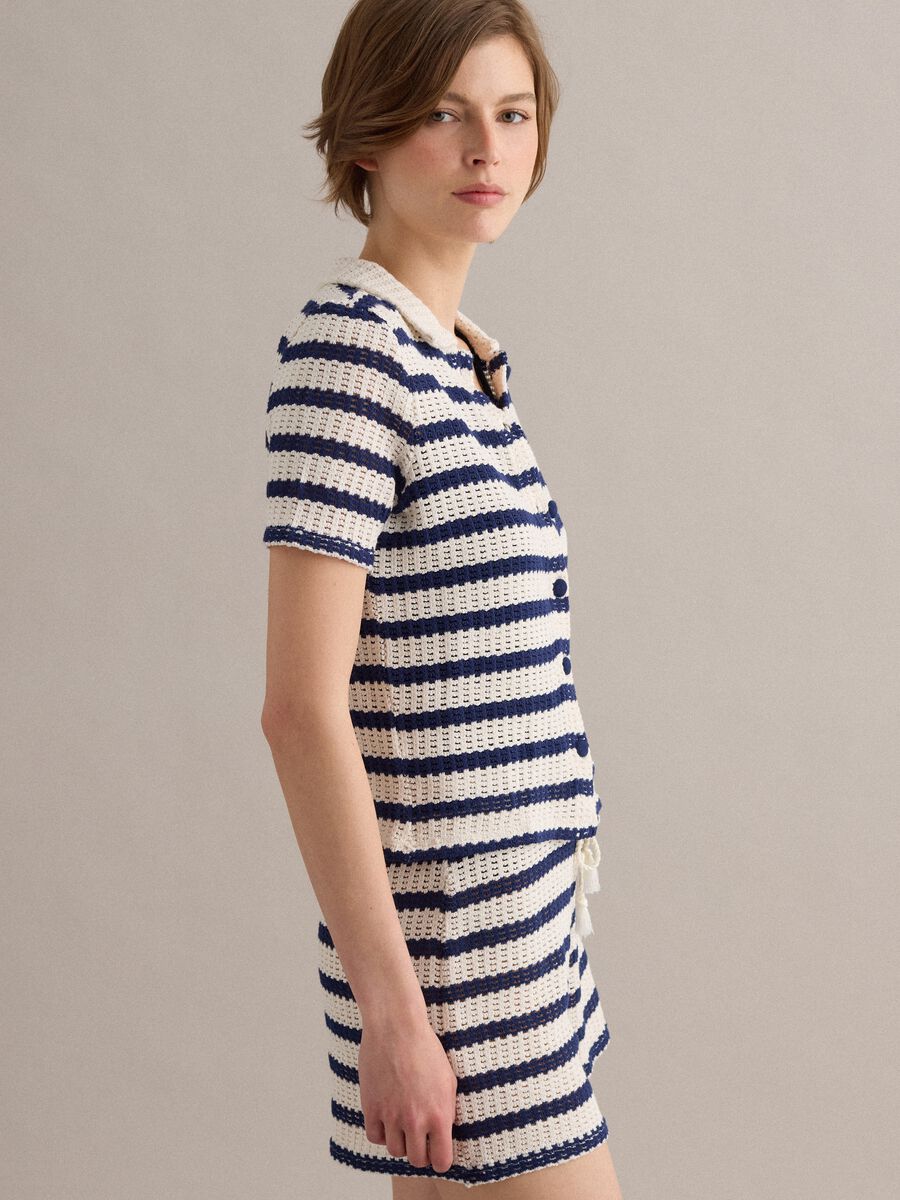 Polo a righe bianche e blu in crochet di cotone elasticizzato_3