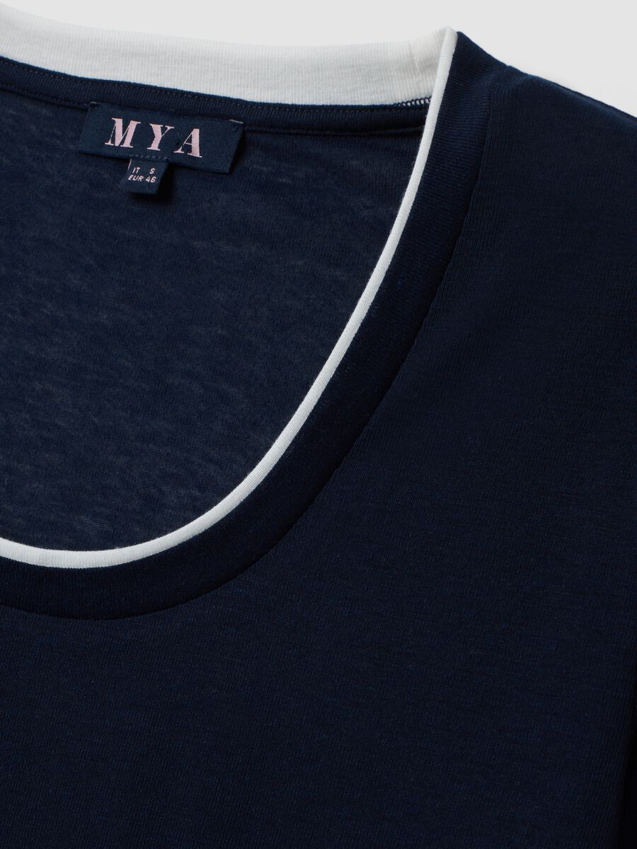 Blue viscose-blend T-shirt with white contrast crew neck, regular fit_1