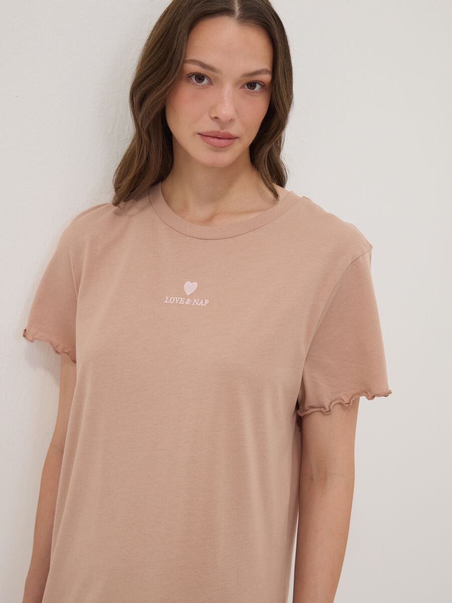Camicia da notte beige in puro cotone organico con orli arricciati_1