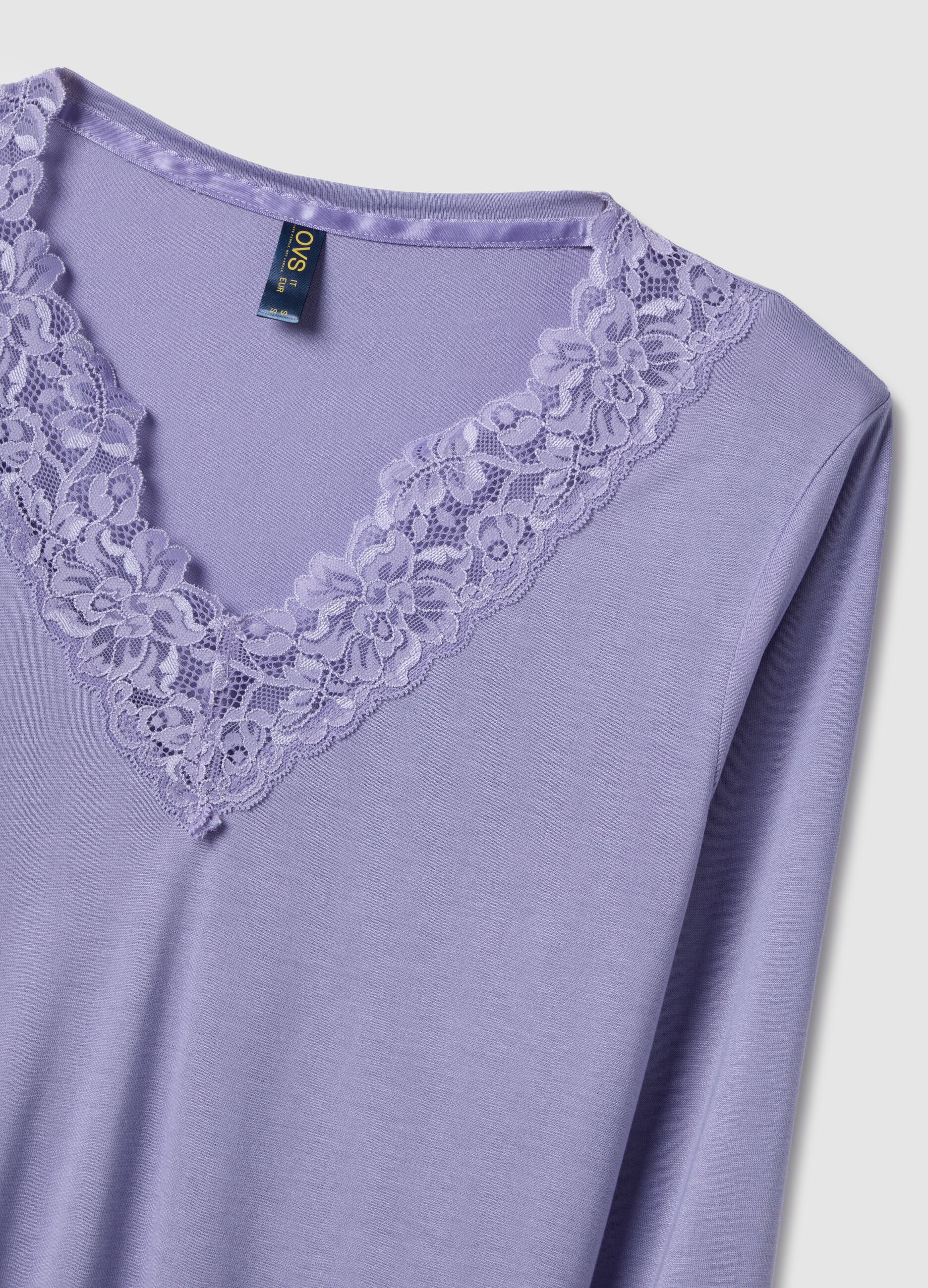 Purple nightshirt with lace V-neck regular fit