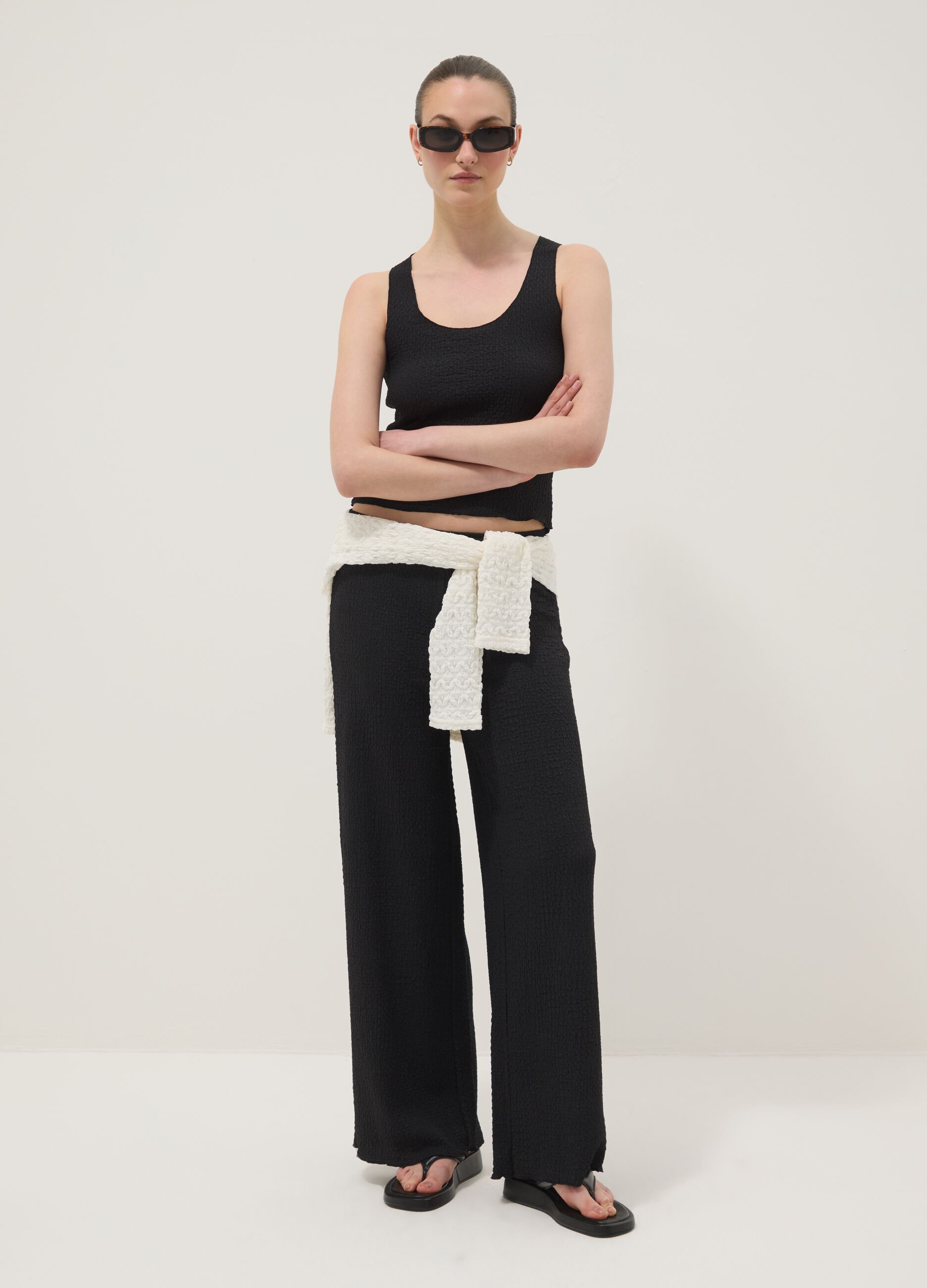 Pantaloni elasticizzati neri wide leg con texture increspata