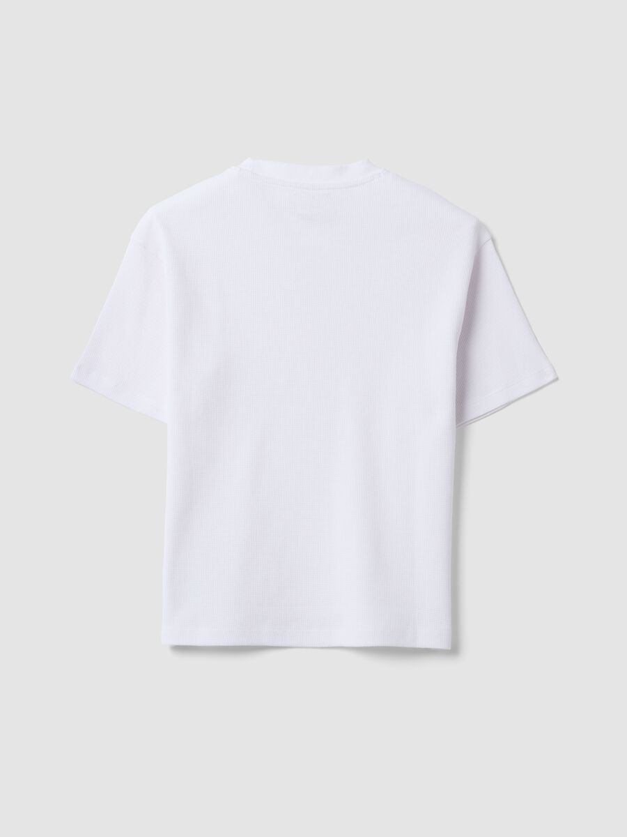 T-shirt over bianca in puro cotone organico con texture nido d'ape per ragazzo_1