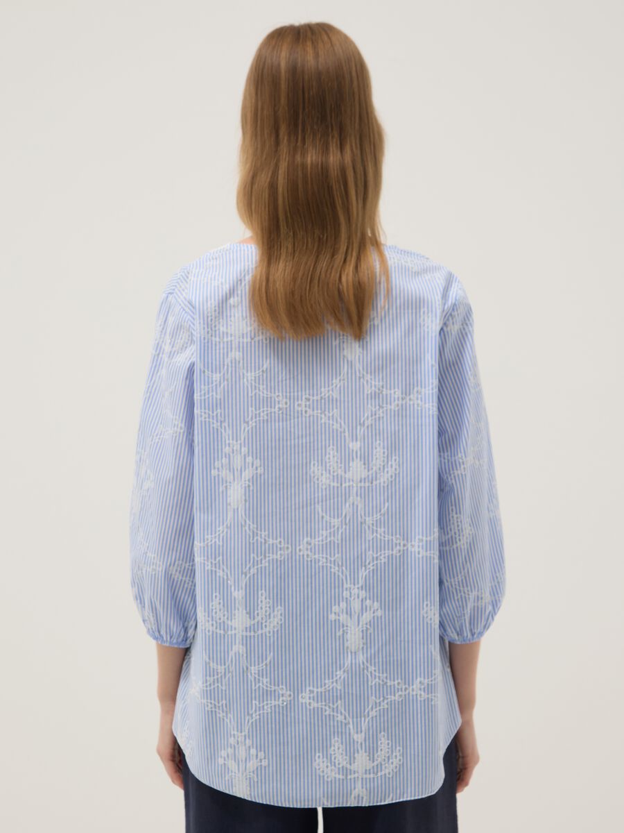 Blue cotton-blend top with embroidery and V-neck_3