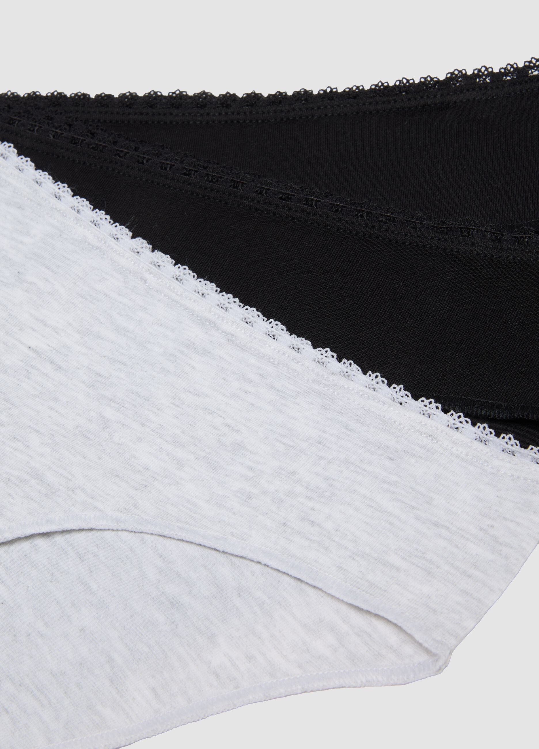 Three-pack of black and white briefs in stretch organic cotton blend