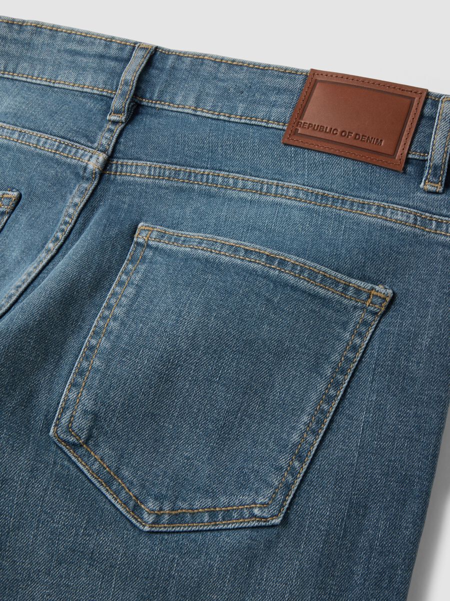 Men&rsquo;s medium-wash slim-fit stretch cotton jeans_5