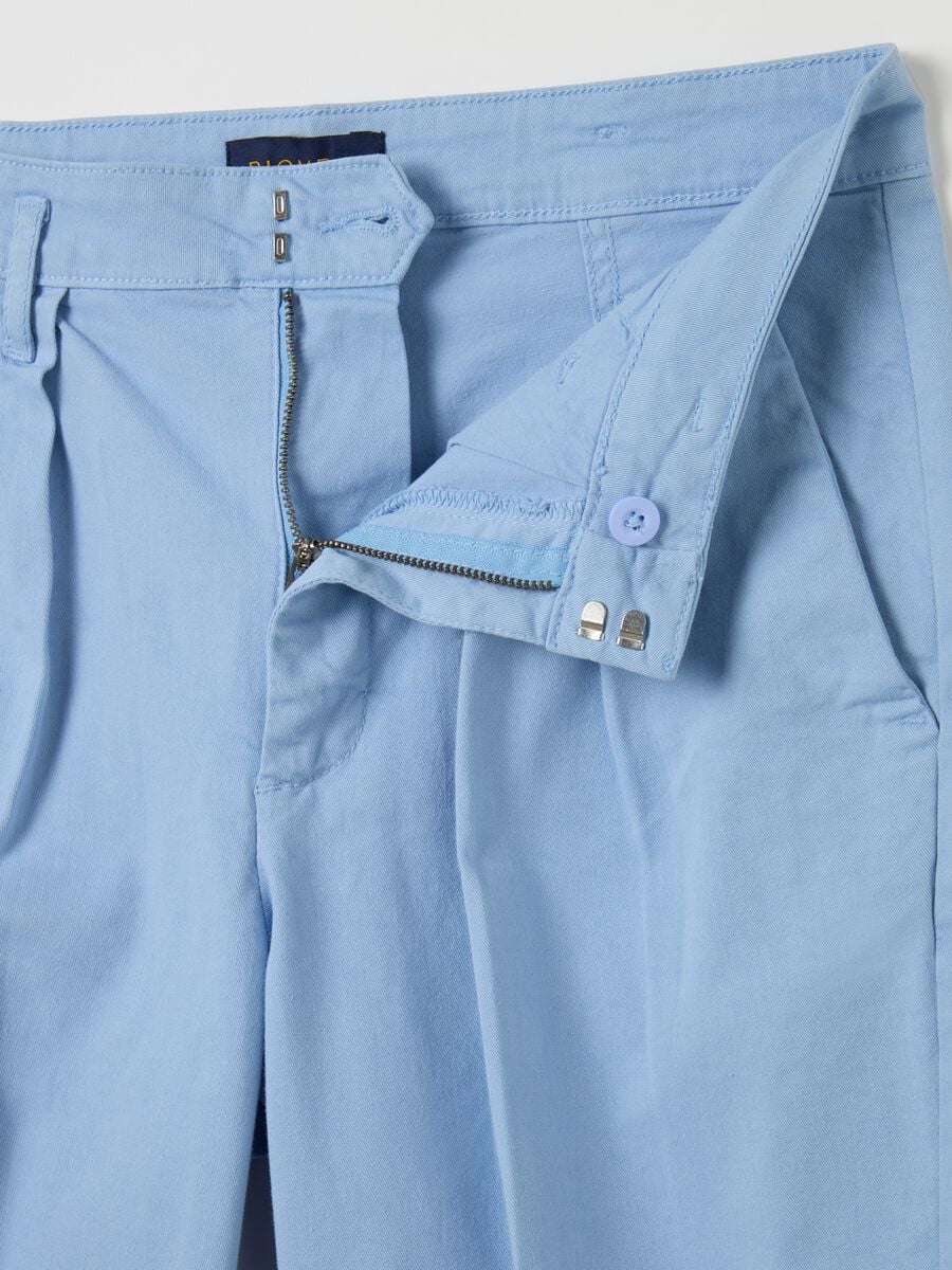 Cropped chino trousers with darts_5