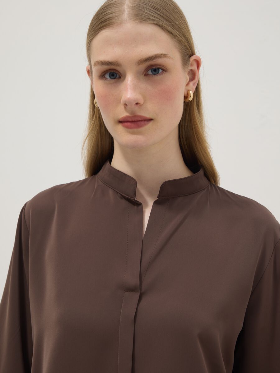Camicia a maniche lunghe marrone regular fit con collo a fascia_1
