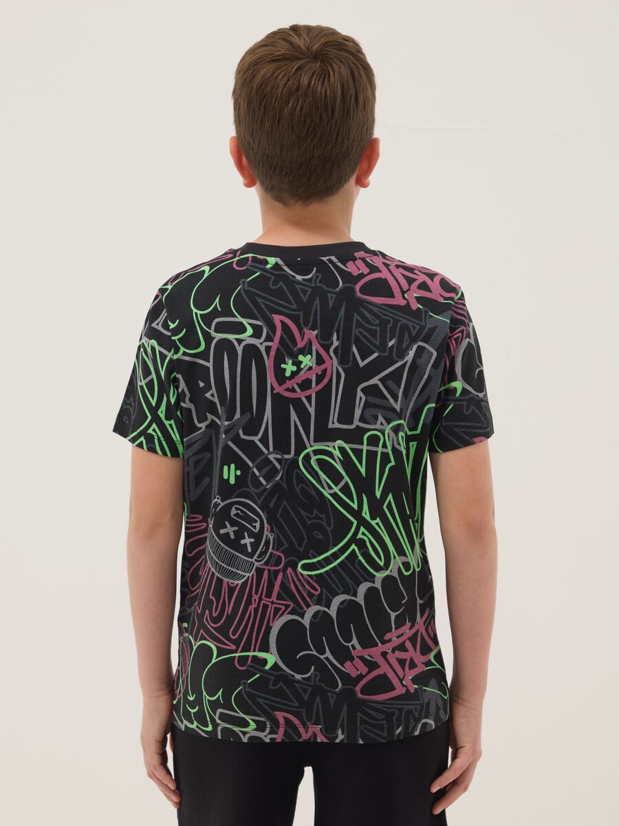 T-shirt multicolor in puro cotone con graffiti da ragazzo regular fit_1