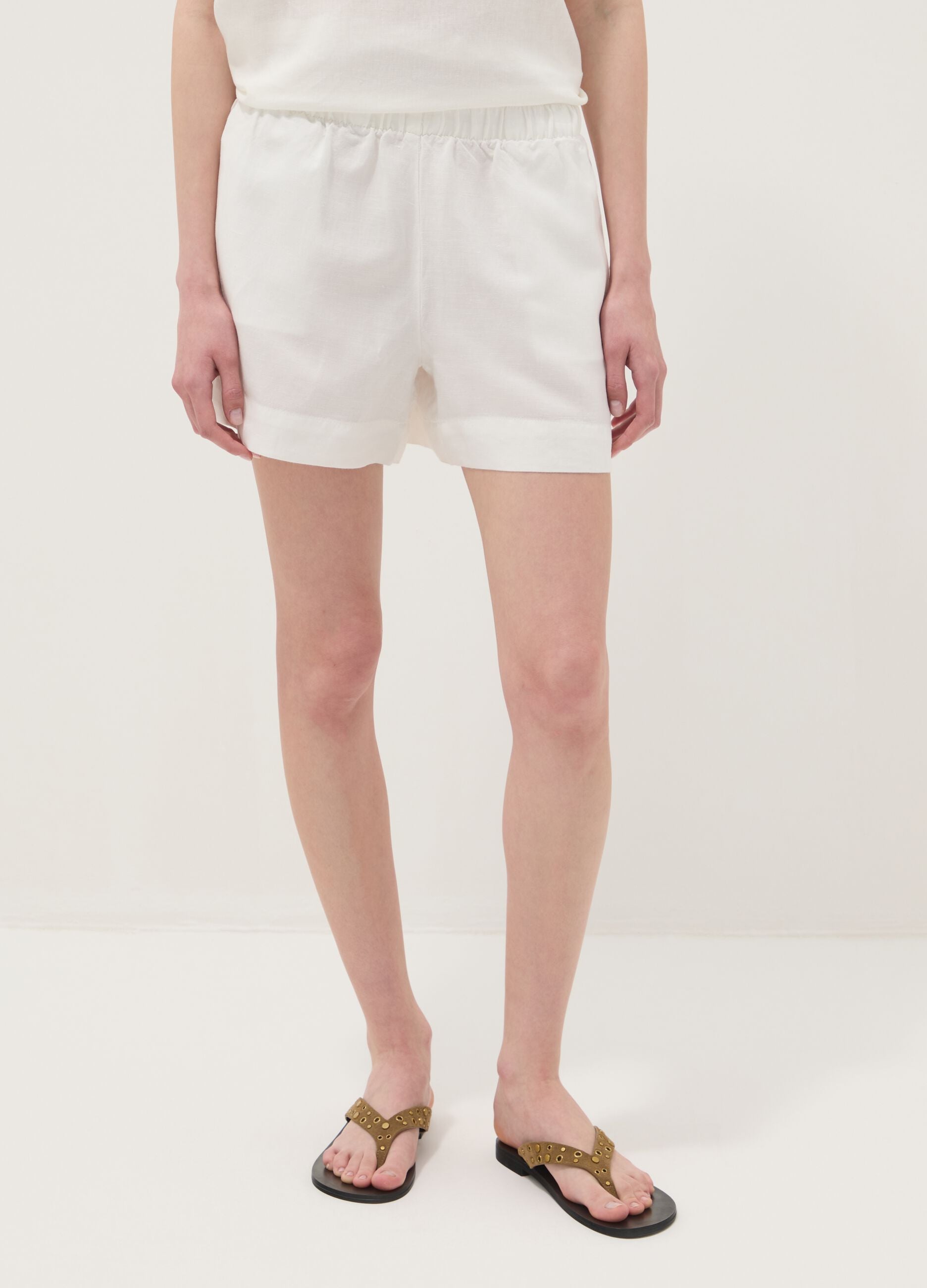 White linen-viscose blend shorts with elasticated waist, regular fit