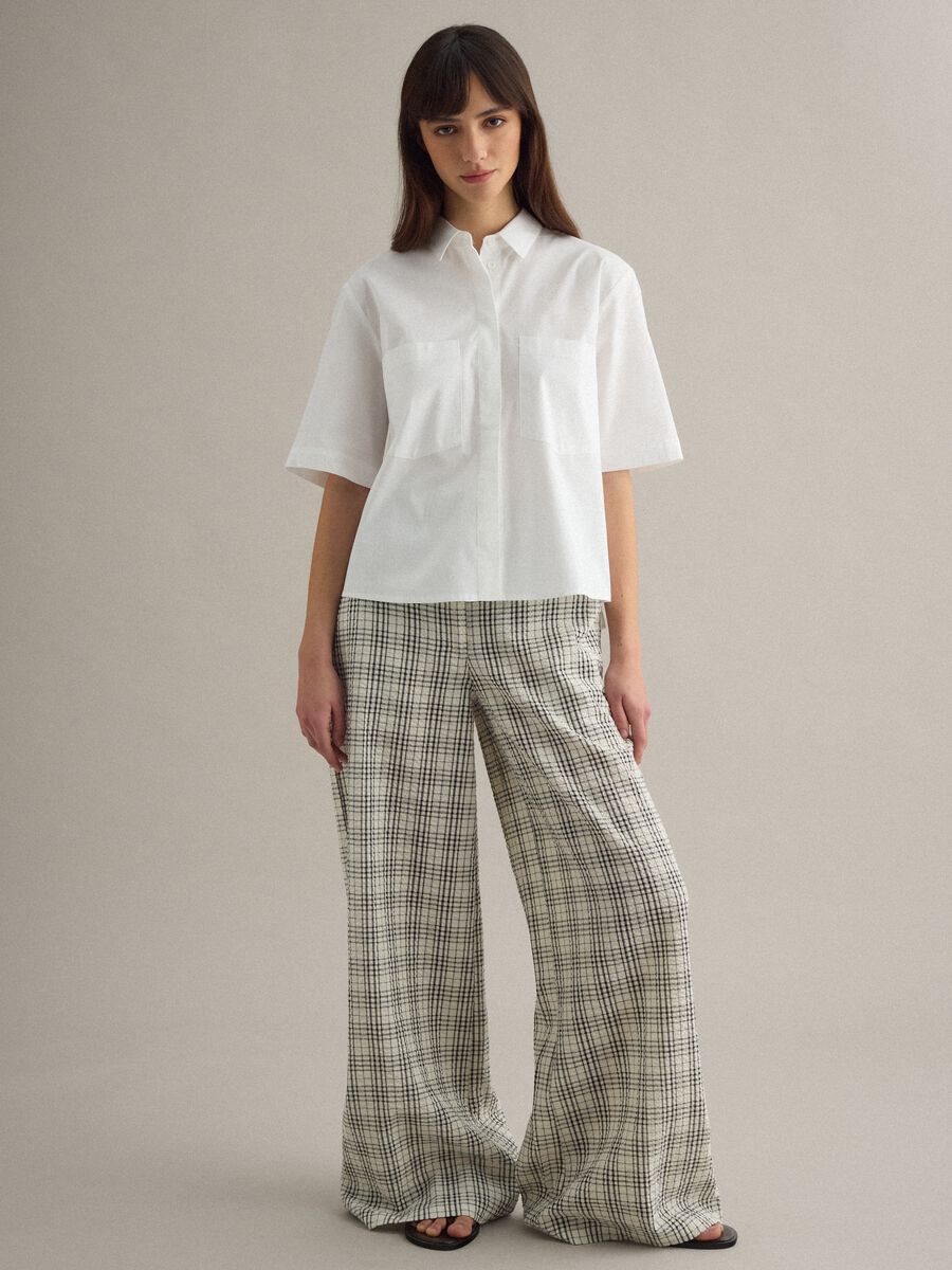 Camicia in cotone elasticizzato bianca oversize fit con taschine_1
