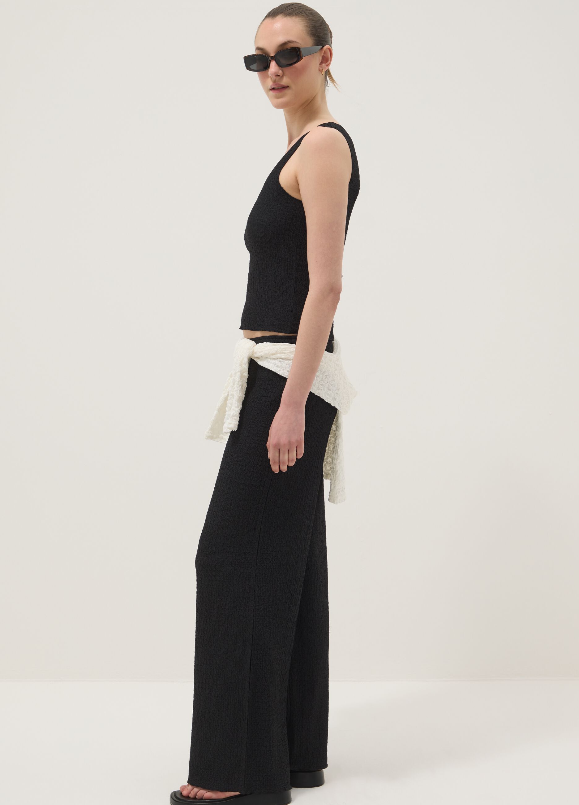 Pantaloni elasticizzati neri wide leg con texture increspata