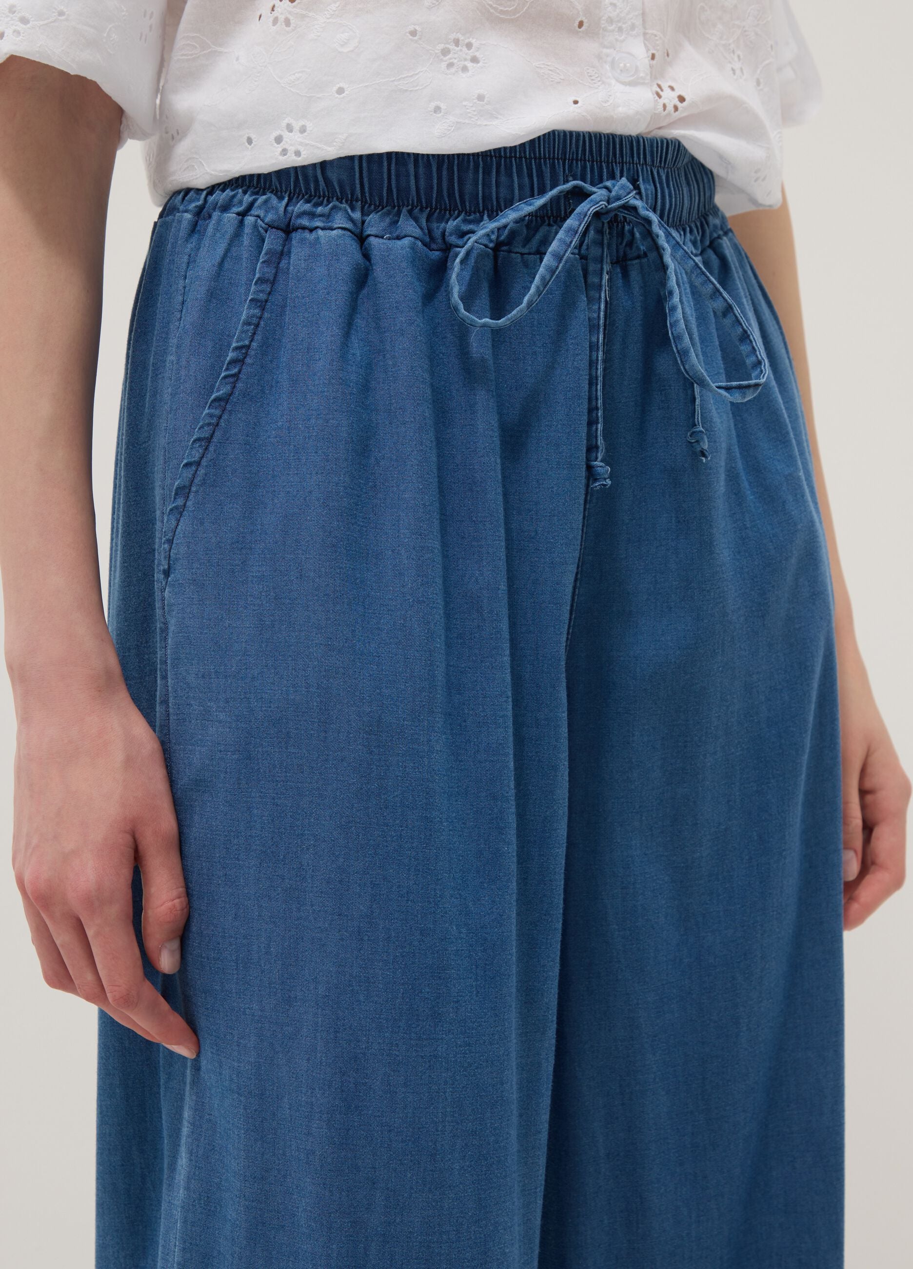 Pantaloni blu in puro lyocell a gamba ampia regular fit