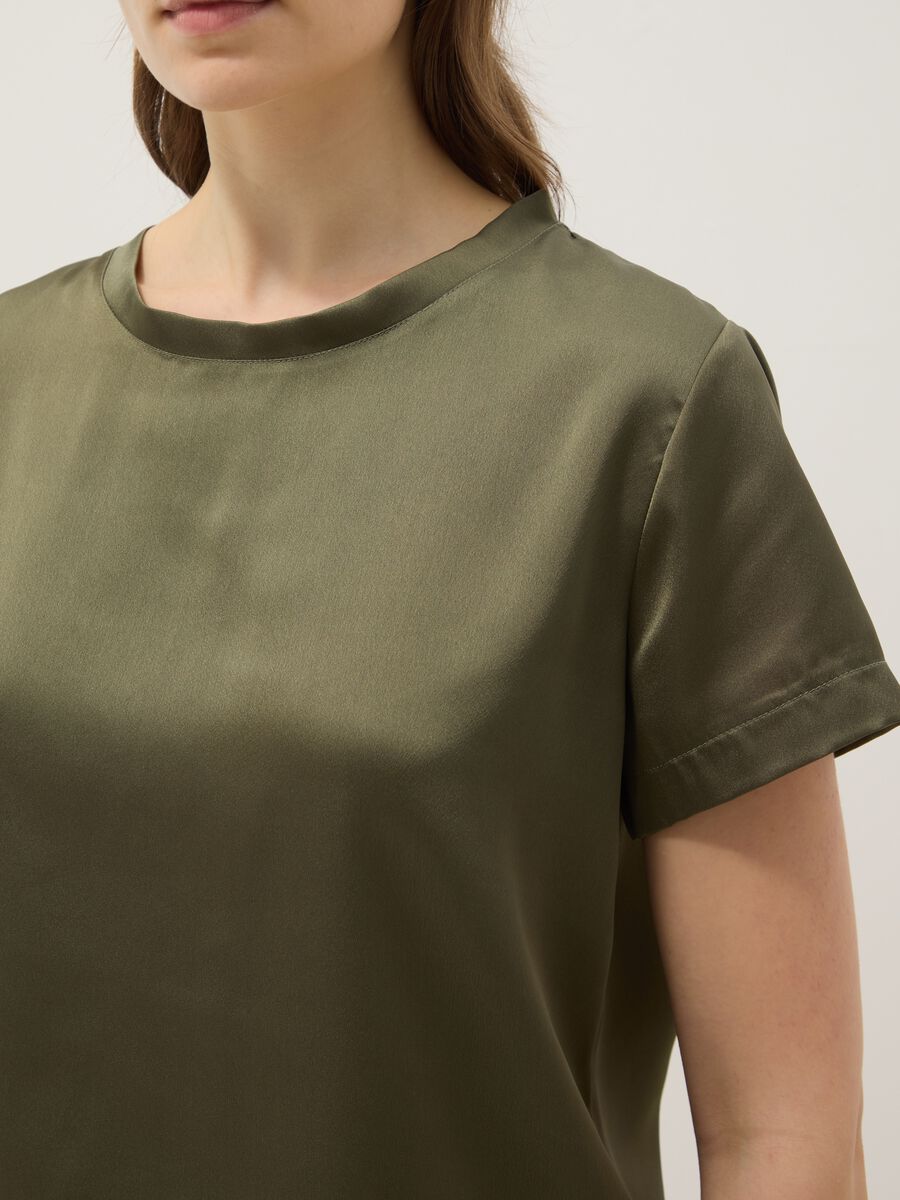 T-shirt verde a maniche corte con collo morbido regular fit_3