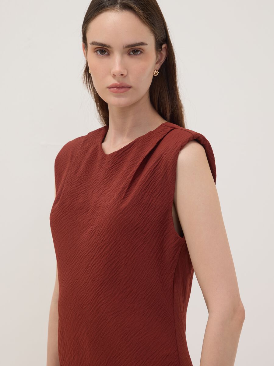 Red fitted dress with ruched detailing_2