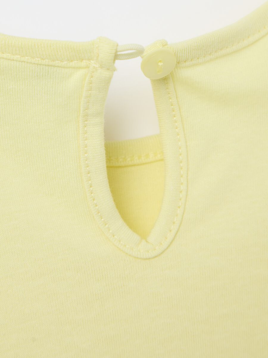 T-shirt gialla in cotone con stampa e volant _3