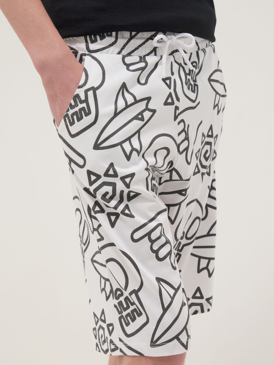 Pantaloncini bianchi in puro cotone con stampa all over per ragazzo regular fit_2