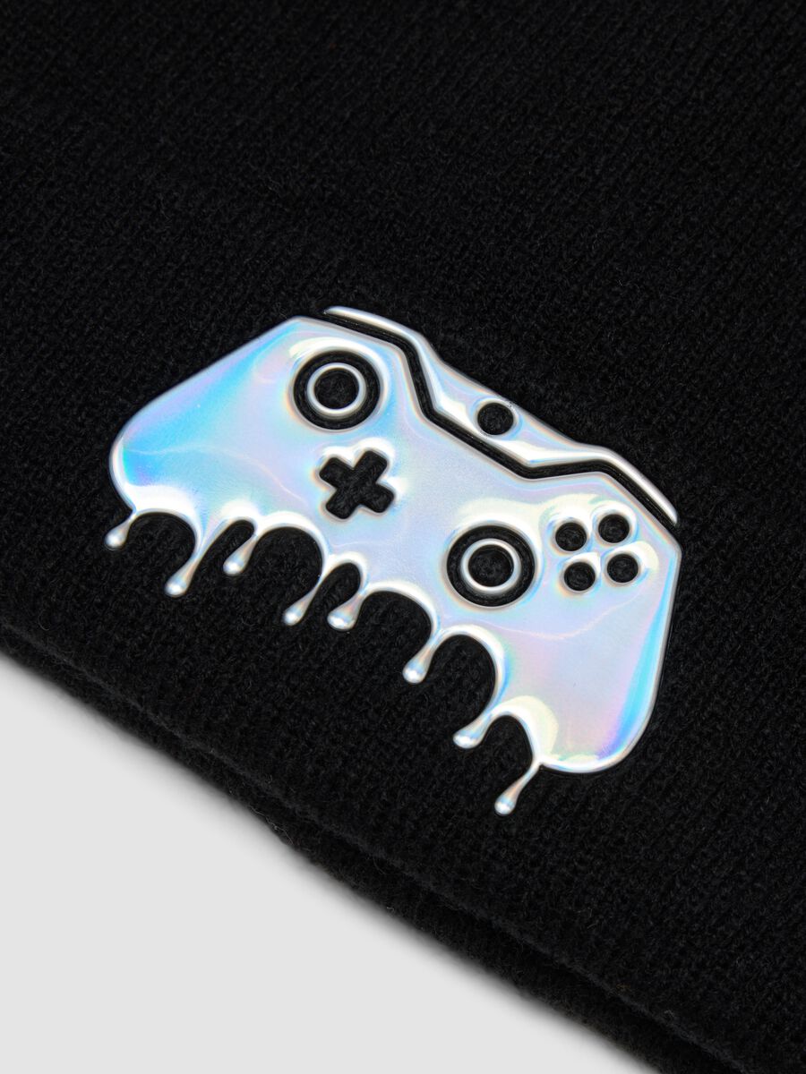 Black knitted beanie with decorative patch_2
