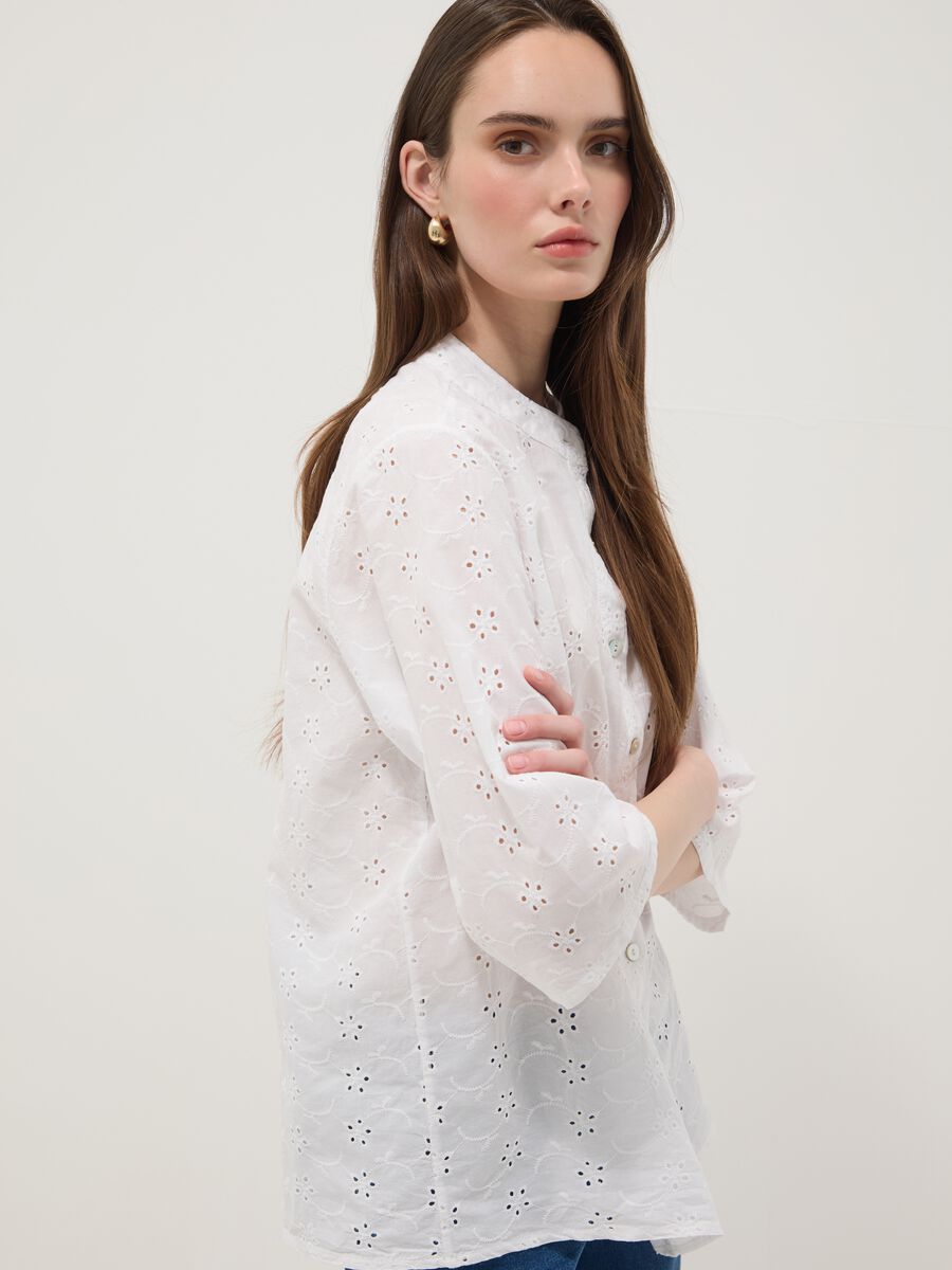 Camicia bianca in puro cotone traforata con collo alla coreana regular fit_0
