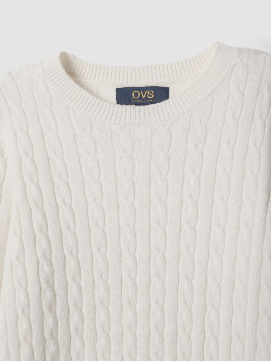 White cable-knit crew-neck jumper, regular fit_5