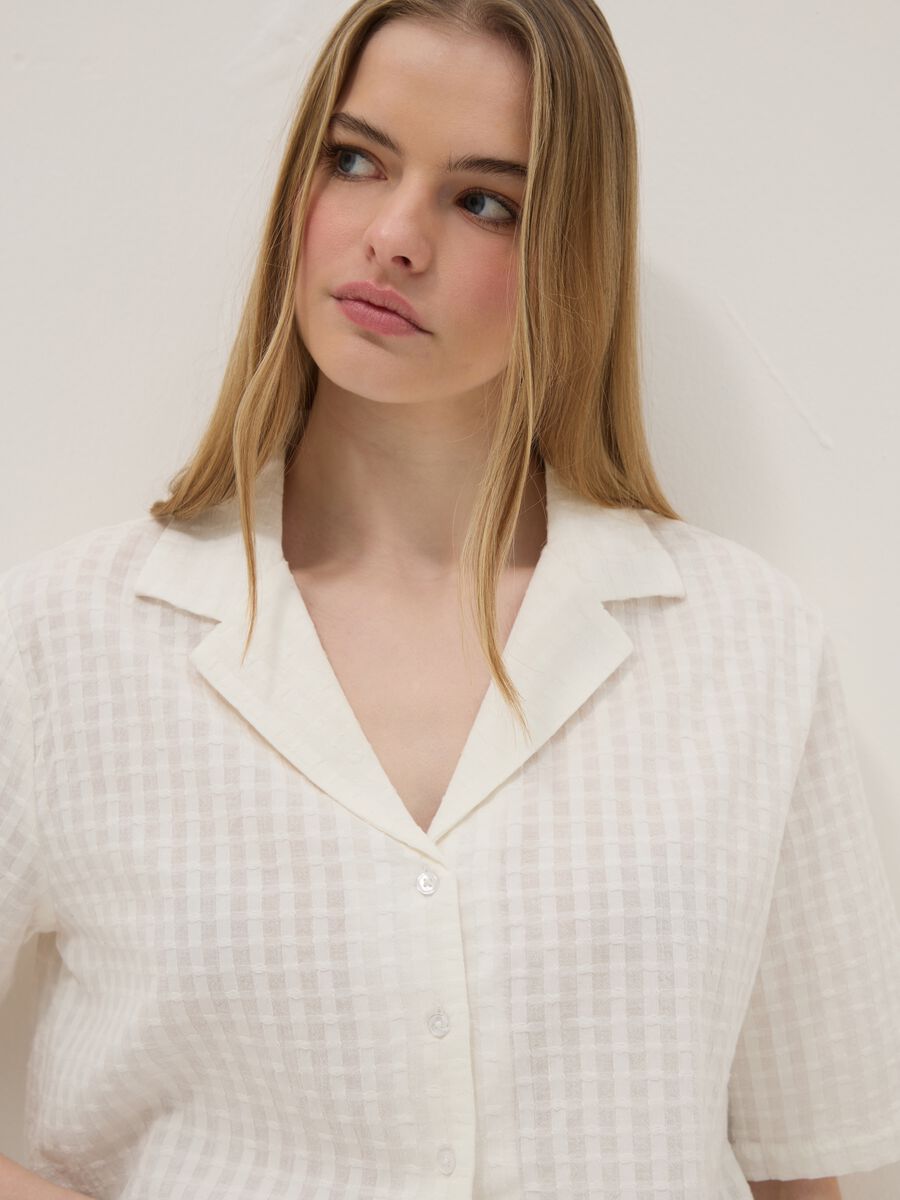 Camicia in puro cotone bianco regular fit con texture a quadri_0