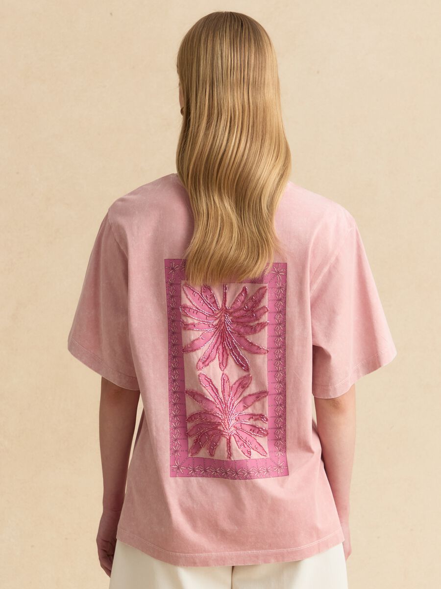 T-shirt rosa in puro cotone regular fit con ricamo e perline_3