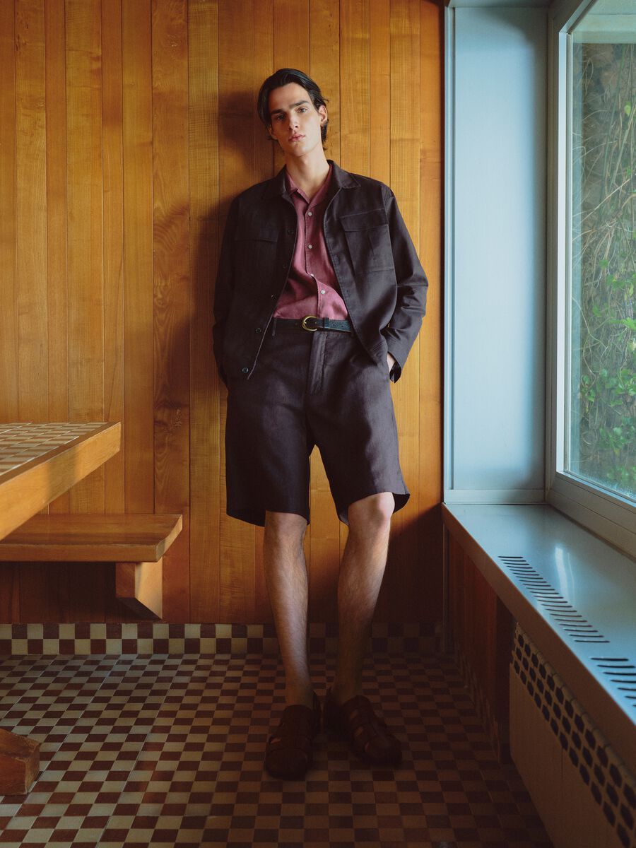 Brown pure linen Bermuda shorts with regular fit_1