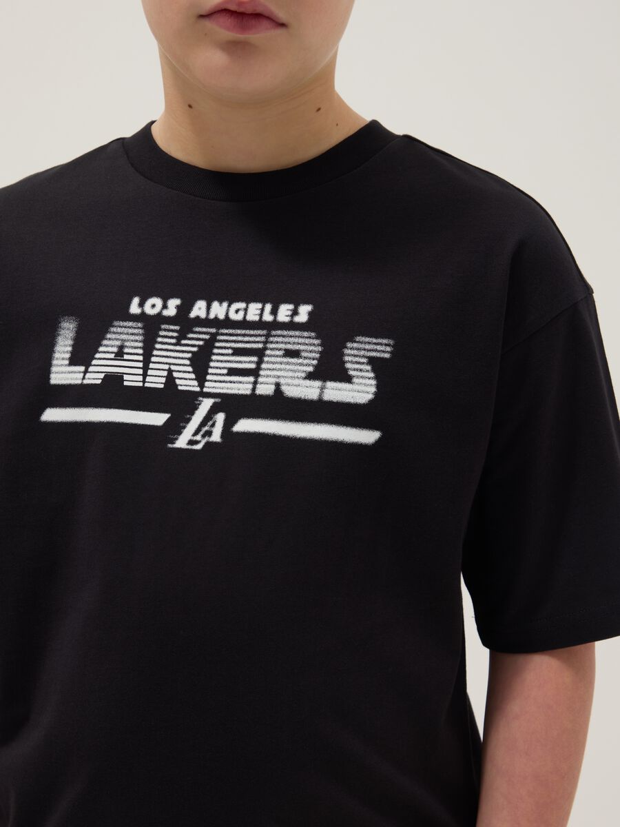 T-shirt in puro cotone nero da bambino regular fit con logo Lakers_2