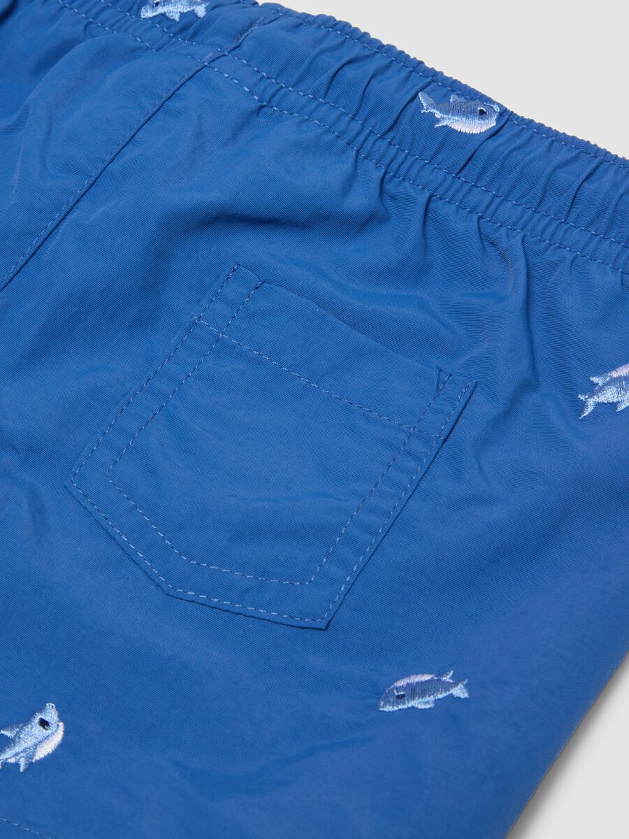 Costume boxer azzurro mare con stampa pesci per bimbo_3