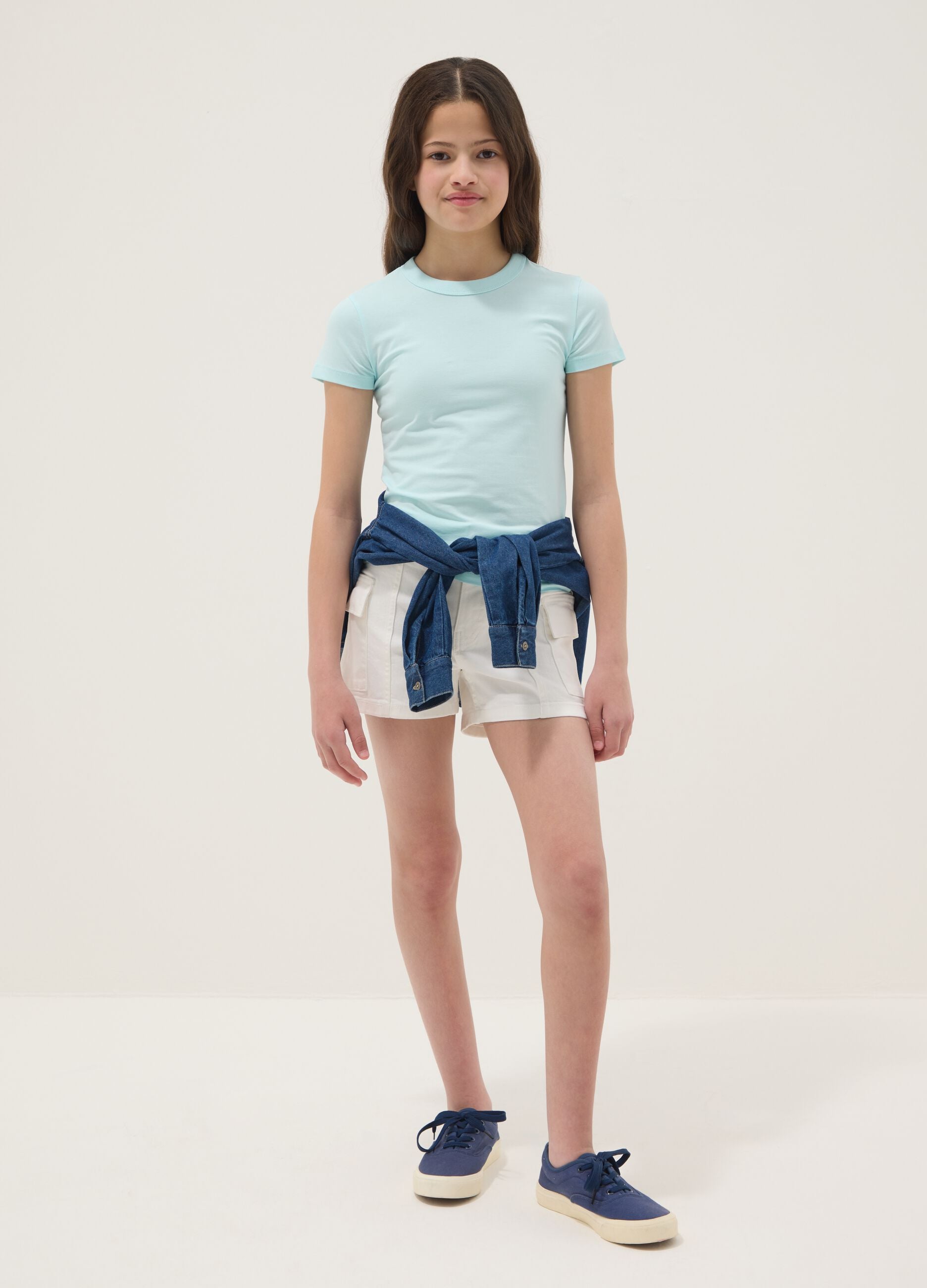 Girls&rsquo; white denim cargo shorts in stretch cotton, slim fit
