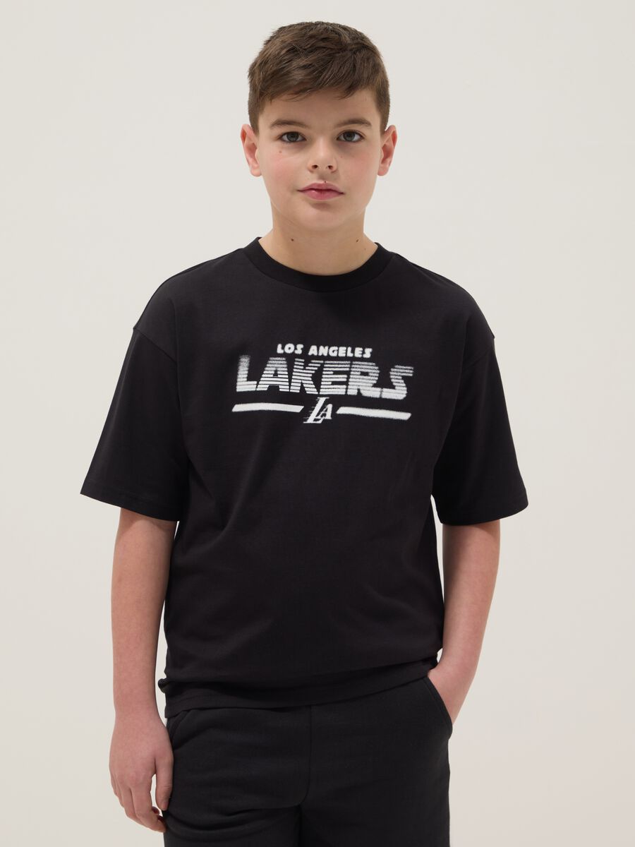 T-shirt in puro cotone nero da bambino regular fit con logo Lakers_0