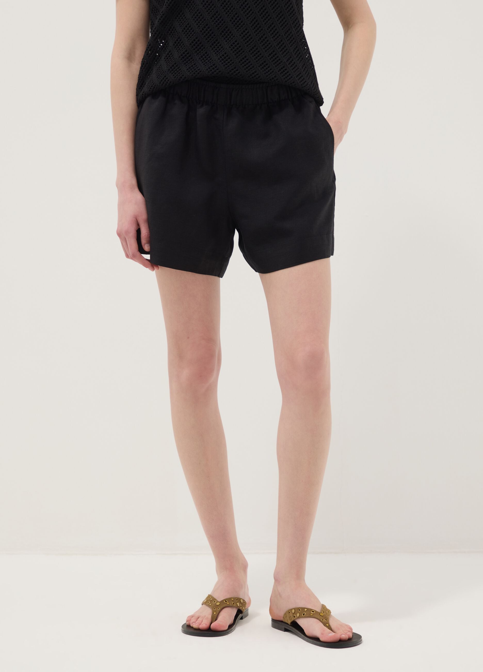 Black linen-viscose blend shorts with elasticated waist, regular fit