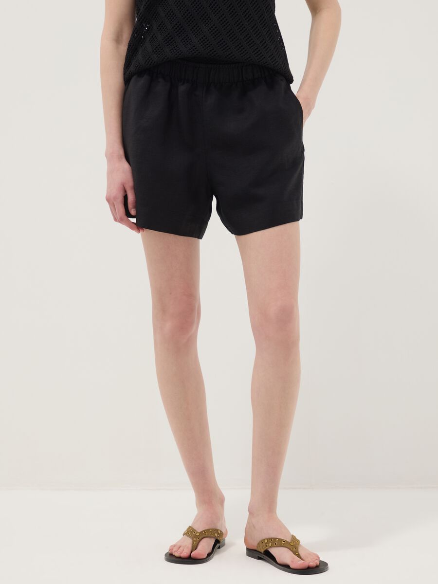 Black linen-viscose blend shorts with elasticated waist, regular fit_1