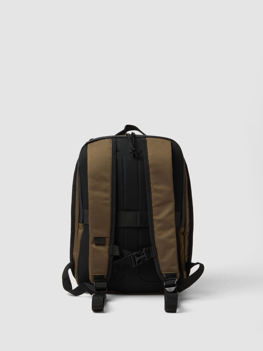Zaino marrone con spallacci regolabili_2