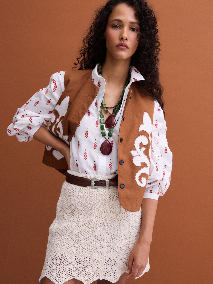 Gilet marrone in misto lino e lyocell con ricami applicati_1