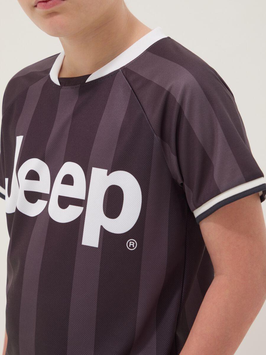 T-shirt sportiva nera da bambino con righe verticali e logo Jeep_2