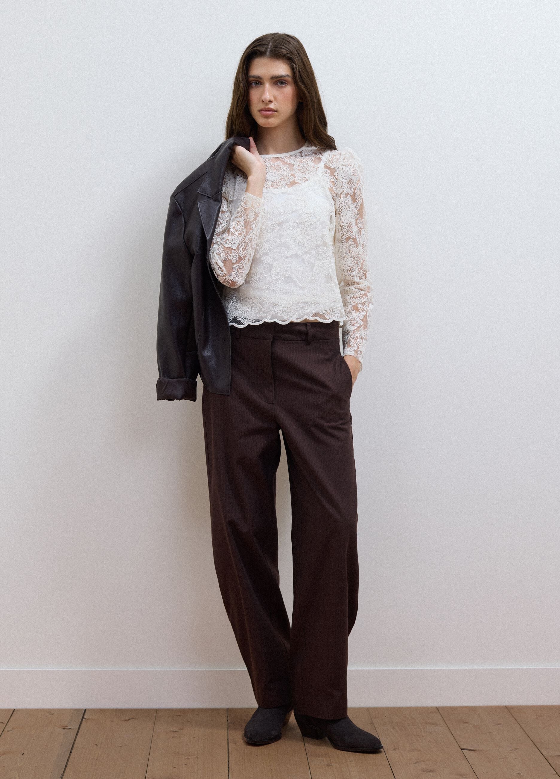 White cotton-blend blouse with floral lace, slim fit