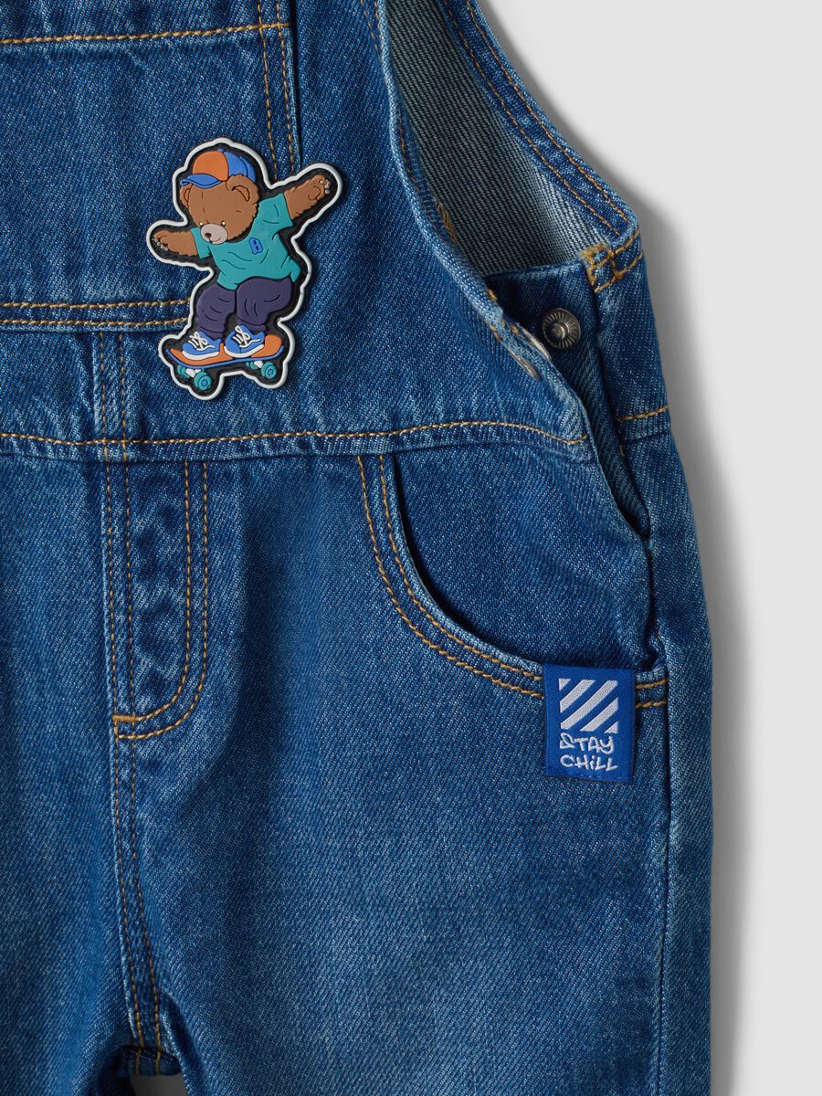 Salopette blu in denim di puro cotone con orsetto per bimbo_2
