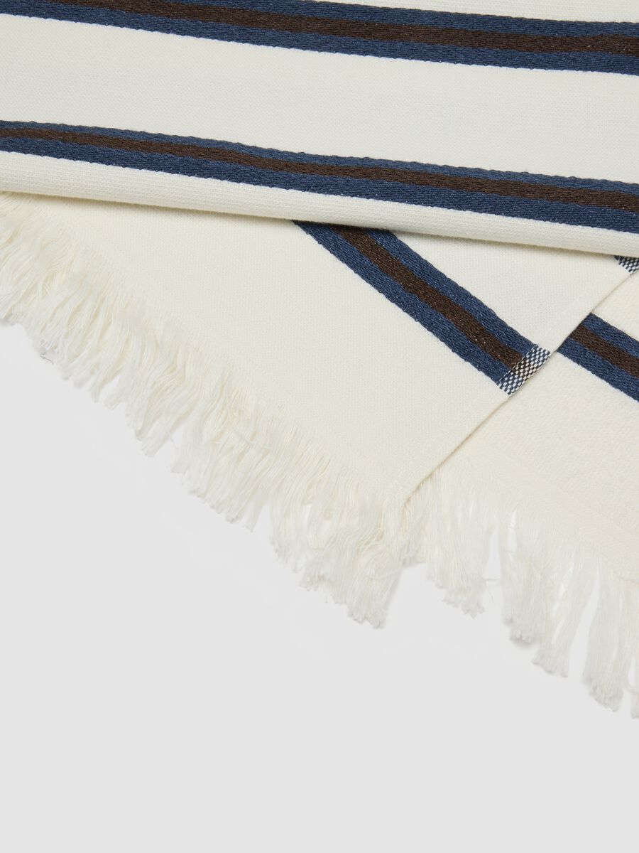Telo mare bianco in misto cotone a righe con frange_1